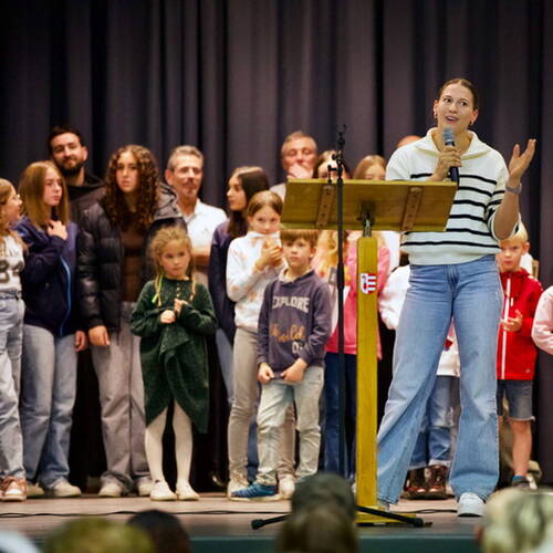COURRENDLIN, 15 novembre 2024. Remise des mérites sportifs et culturels. Angelica Moser de Courrendlin,  championne olympique de la jeunesse, championne d'Europe et du monde junior, championne d'Europe espoirs et championne d'Europe senior. Elle se présente sur scène avec les méritants. - PHOTO ROLAND J. KELLER