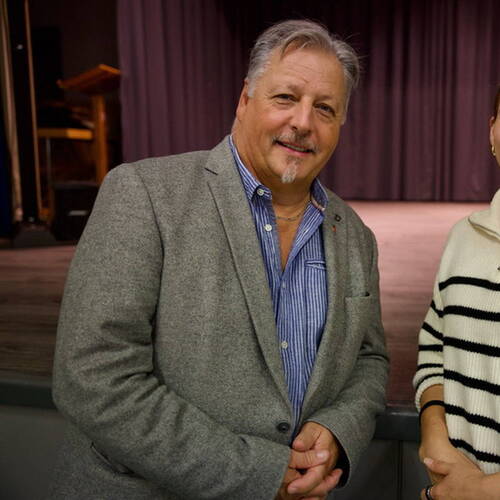 COURRENDLIN, 15 novembre 2024. Remise des mérites sportifs et culturels. Le maire de Courrendlin Joël Burkhalter et Angelica Moser de Courrendlin,  championne olympique de la jeunesse, championne d'Europe et du monde junior, championne d'Europe espoirs et championne d'Europe senior. - PHOTO ROLAND J. KELLER