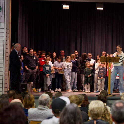 COURRENDLIN, 15 novembre 2024. Remise des mérites sportifs et culturels. Angelica Moser de Courrendlin,  championne olympique de la jeunesse, championne d'Europe et du monde junior, championne d'Europe espoirs et championne d'Europe senior. - Elle prend la parole devant le public, avec les mérites sportifs et culturels 2024. PHOTO ROLAND J. KELLER